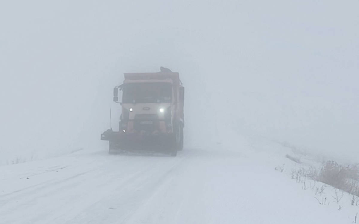 Li Qersê berf barî: Rêya 17 gundan hatin girtin