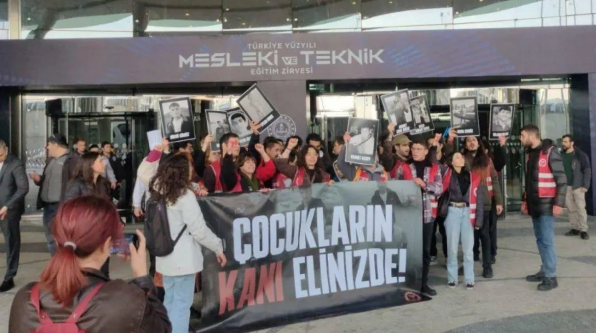 Kırmızı boya "silah" sayıldı, TİP'li 17 genç hakkında dava açıldı