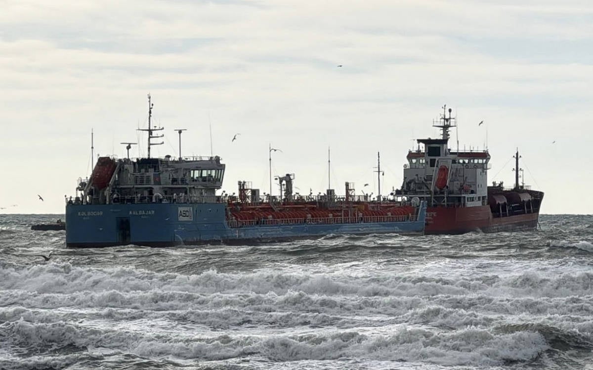 Küçükçekmece açıklarında iki tanker temas etti, biri kurtarıldı