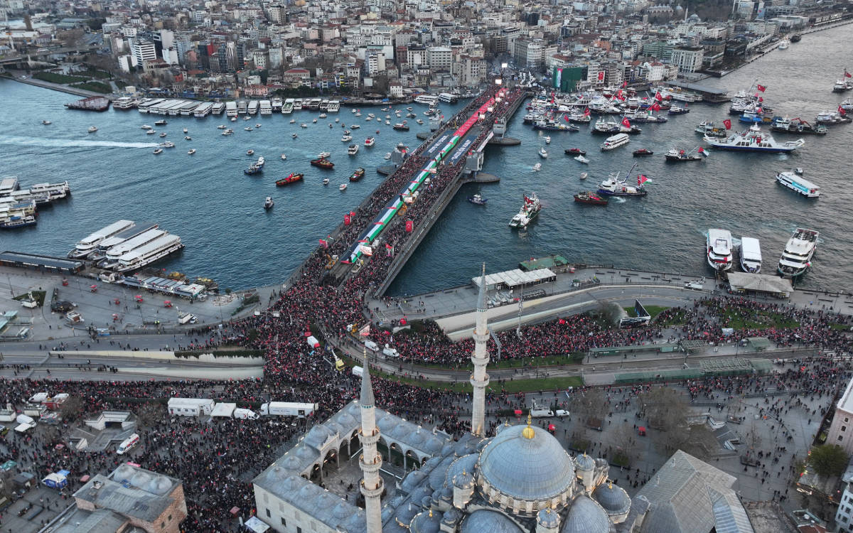 Galata Köprüsü'nde Filistin'e destek yürüyüşü