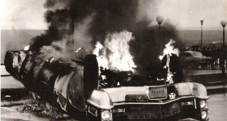 Devrimciler Komeri Kovaladığında...