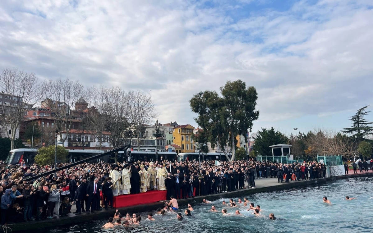 Epiphany marked with cross retrieval ceremony in İstanbul's Golden Horn