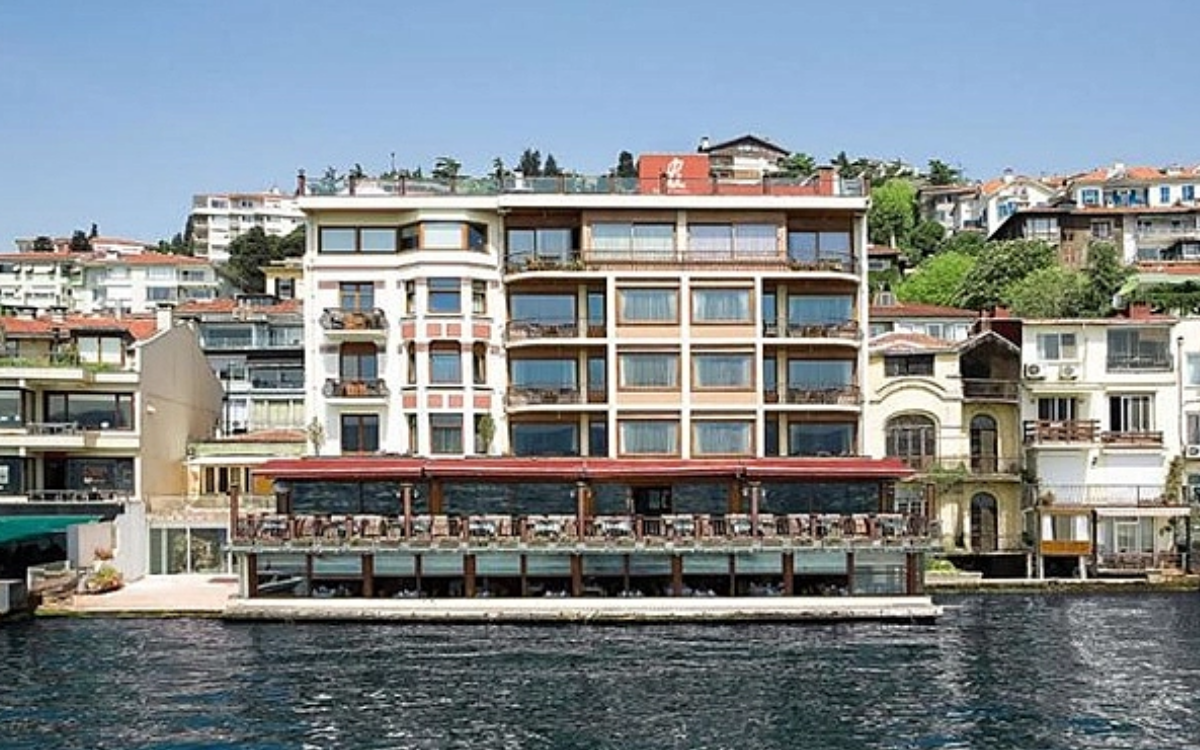 İBB ekipleri, Bebek Otel'de yıkıma başladı