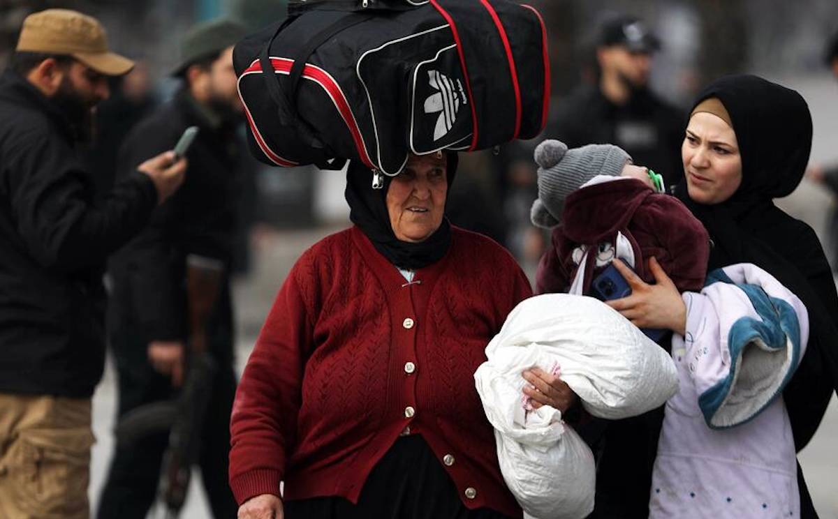 IŞİD cezaevlerinden firarlar ve çatışmalar kuzeydoğu Suriye'de paniğe yol açıyor
