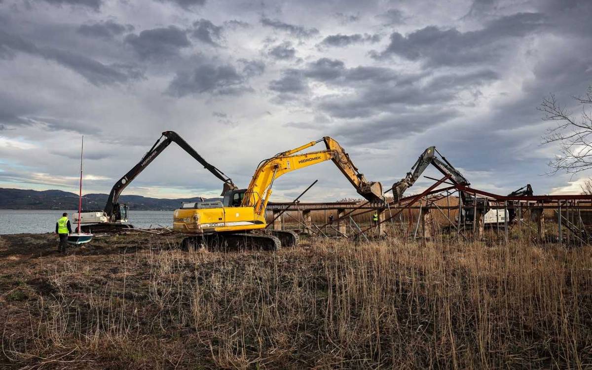 Sapanca Gölü kıyısındaki 89 kaçak iskele yıkıldı