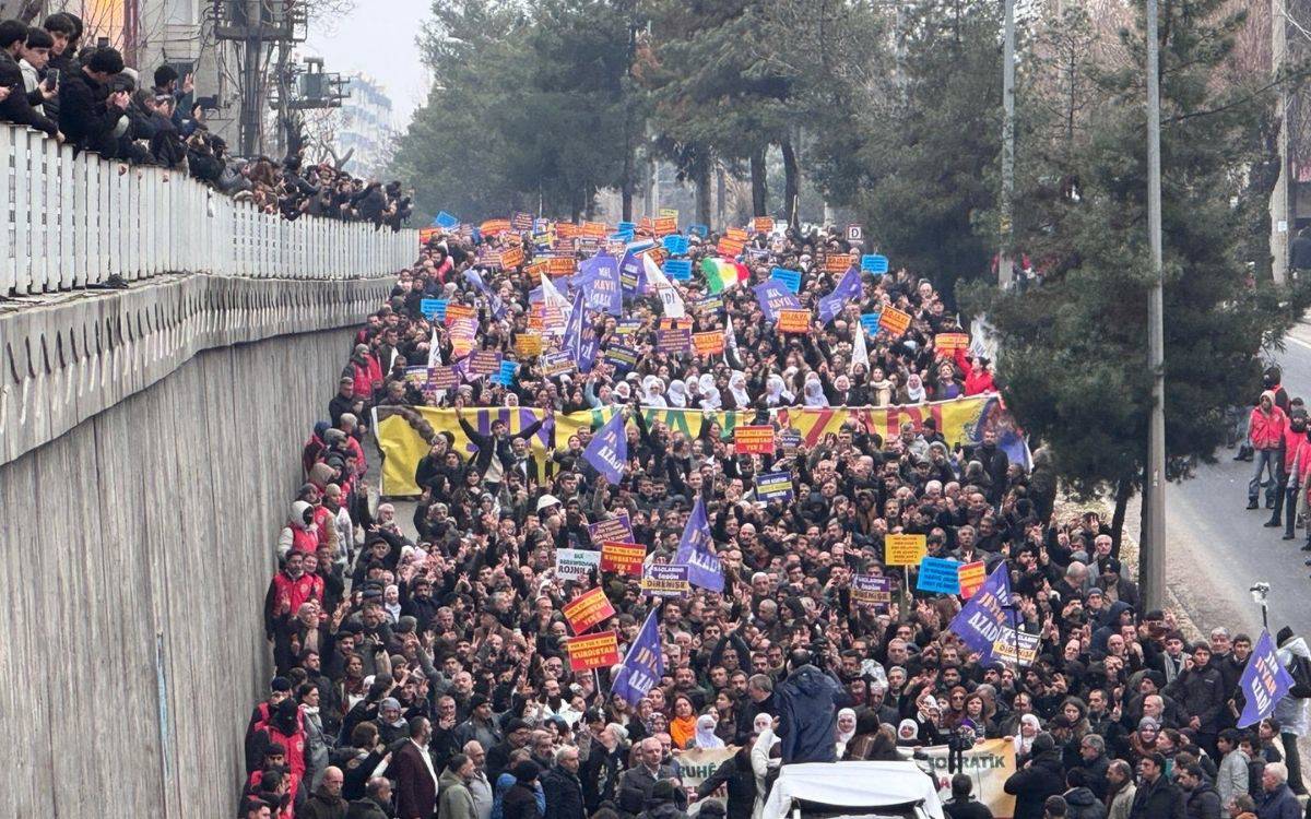 Diyarbakır’da on binler Rojava için yürüdü: Bizler Rojava Devrimi’nin devamcılarıyız