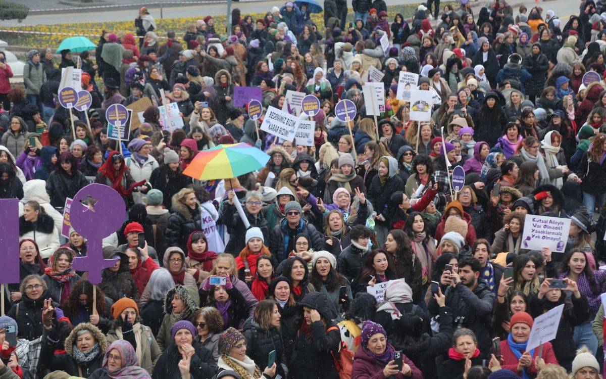 Kadınlar mücadele ediyor, erkek şiddeti yargılanıyor