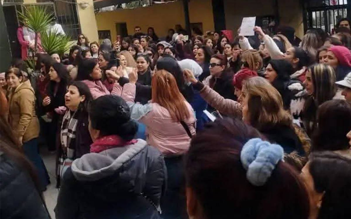 Suriye’de liman işçileri ve öğretmenlerden protesto
