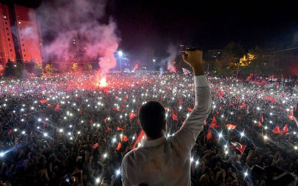 İmamoğlu: "AYM kararı kazanmak için her yolu mübah görenlerin aczini ortaya çıkardı"