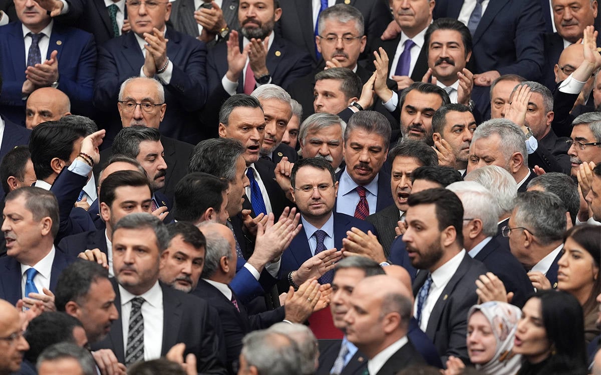 AKP’li Gökçek’ten CHP’li Tanal’a yumruklu saldırı