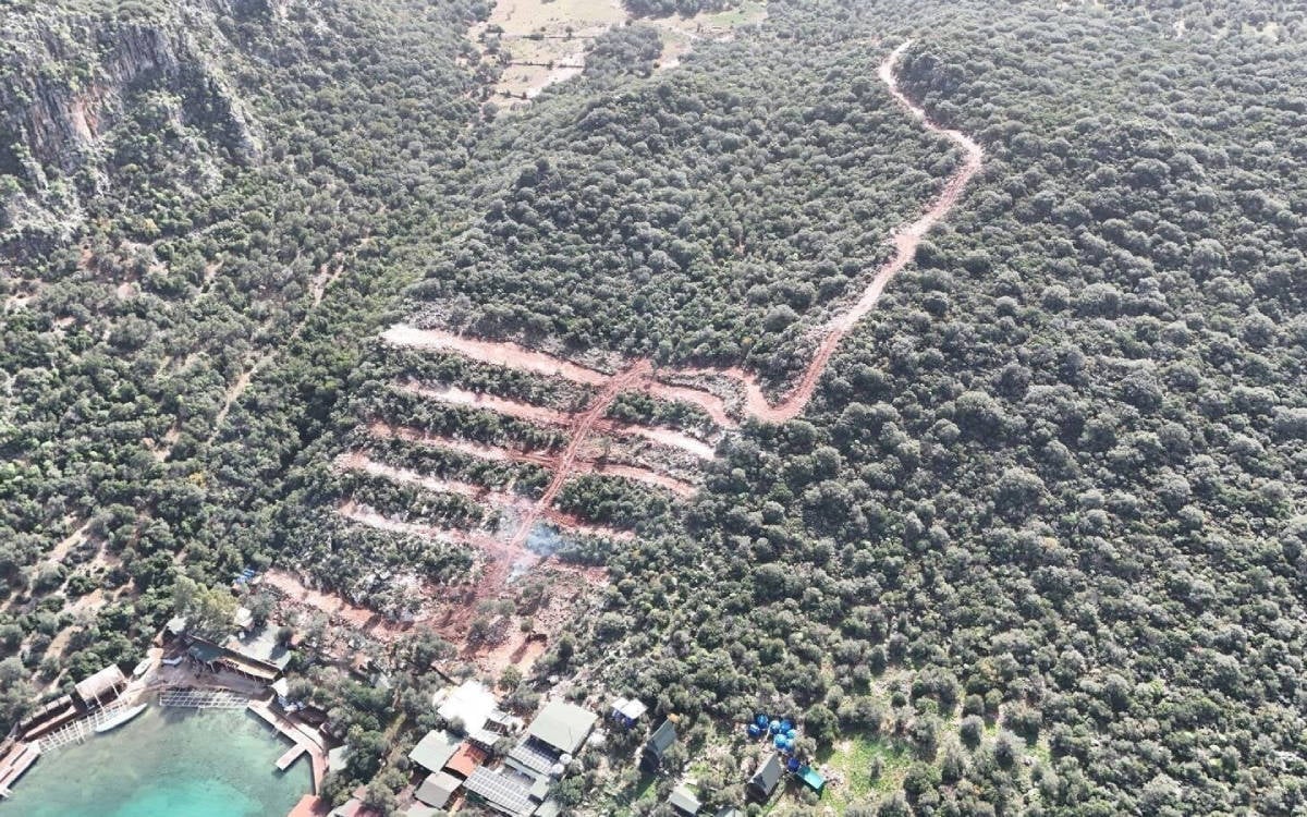 Kaş Limanağzı’nda koruma statüsüne rağmen eski bakanın şirketi yol açtı