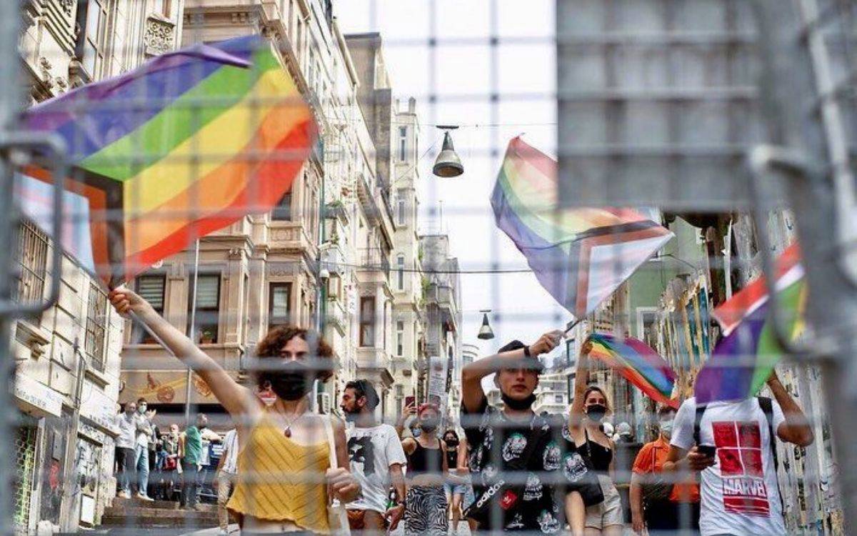 Feminist şair Arzu Bulut'tan LGBTİ+ Yasa taslağı tepkisi: Bugün Lubunya, yarın herkes