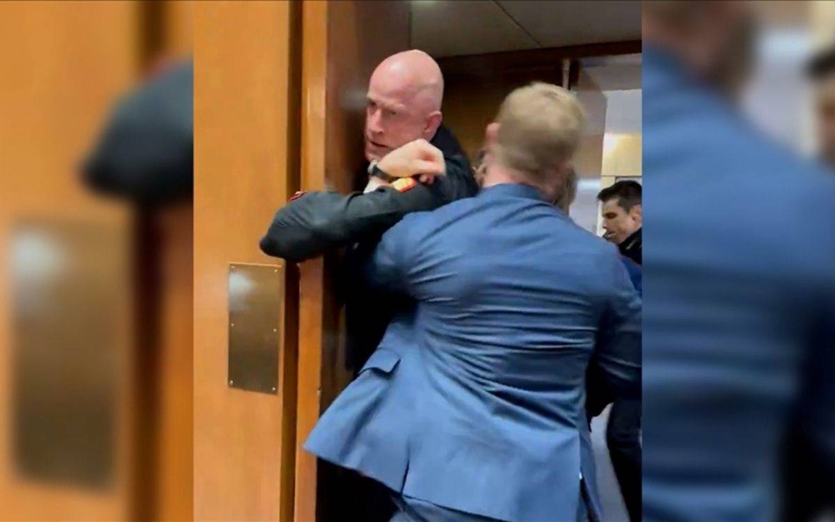 Eski Deniz Piyadesi Kongre’de “İsrail için savaşmak istemiyoruz” dedi, polis kolunu kırdı