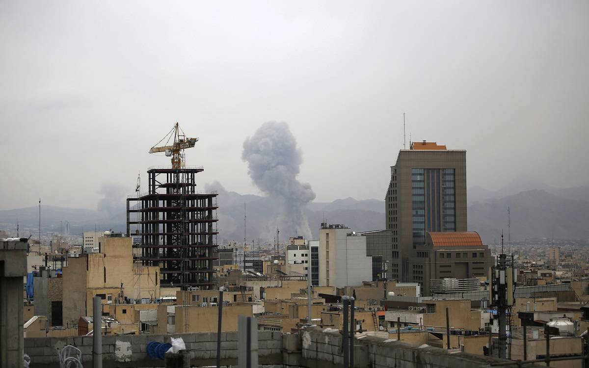 İsrail ordusunun İran’ın başkenti Tahran’a yeni saldırı dalgası başlattığını duyurmasının ardından kentte şiddetli patlamalar meydana geldi. Patlamalar sonrası yükselen dumanlar kaydedildi.