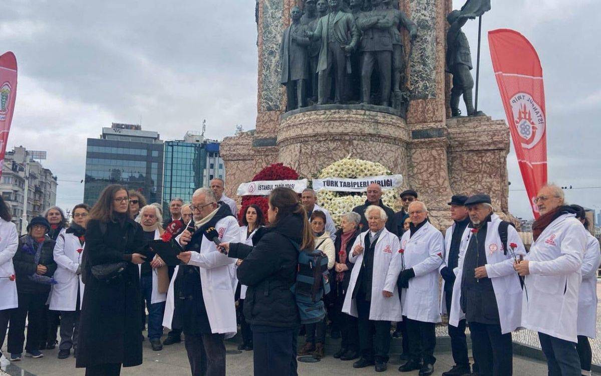 Hekimler Taksim’de 14 Mart’ı direniş ve sorumluluk vurgusuyla kutladı