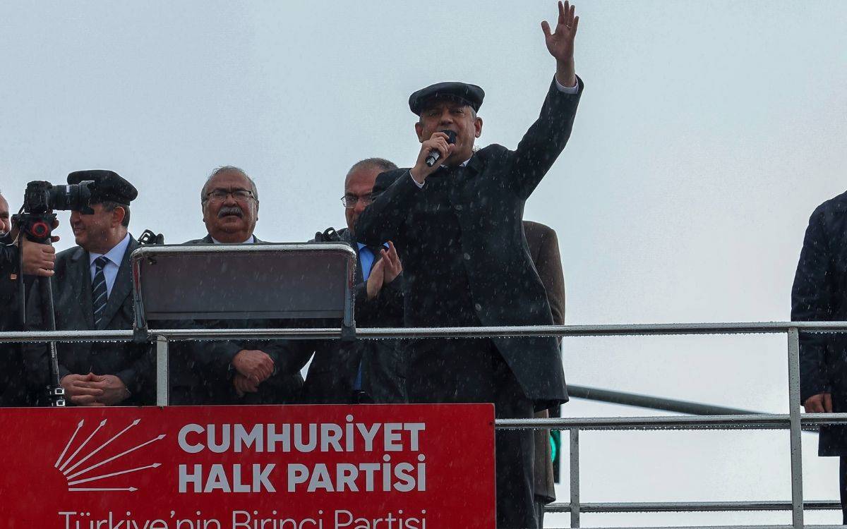 Özel, Kuşadası’nda konuştu: “Aydın’da seçim yenilensin”