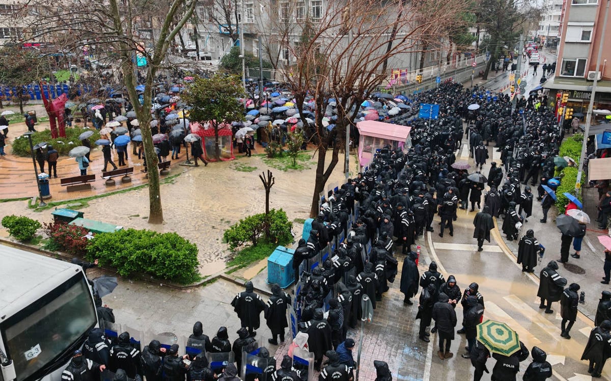 Fotoğraf gazetecilerin 29 Mart'ta tutuklu meslektaşları için Kadıköy'de düzenlediği eylemden. Fotoğrafta gazetecilerin çevresini saran polis gözüküyor.