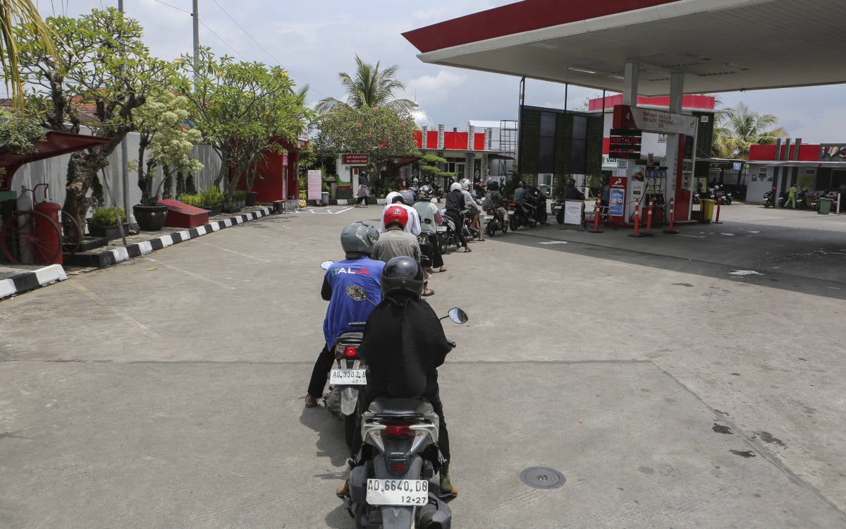 Pompa başında bekleyen dünya: Akaryakıt krizinden küresel manzaralar