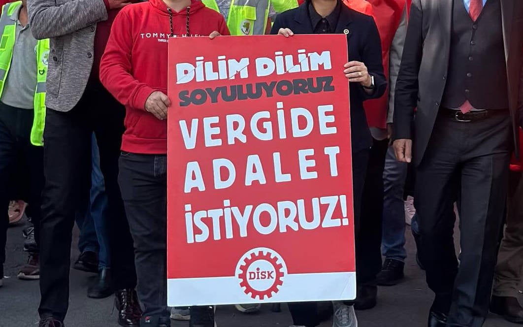 Fotoğraf DİSK’in 2024'te Ankara'da düzenlediği “Büyük İşçi Buluşması”ndan. Pankartta "Dilim dilim soyuluyoruz, vergide adalet istiyoruz" yazıyor.