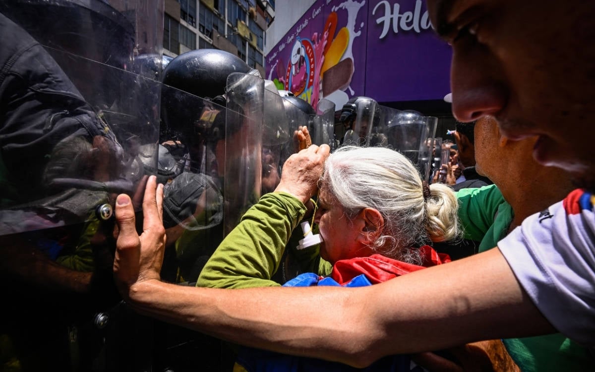 Venezuela’da kamu işçilerinin yürüyüşüne polis müdahalesi