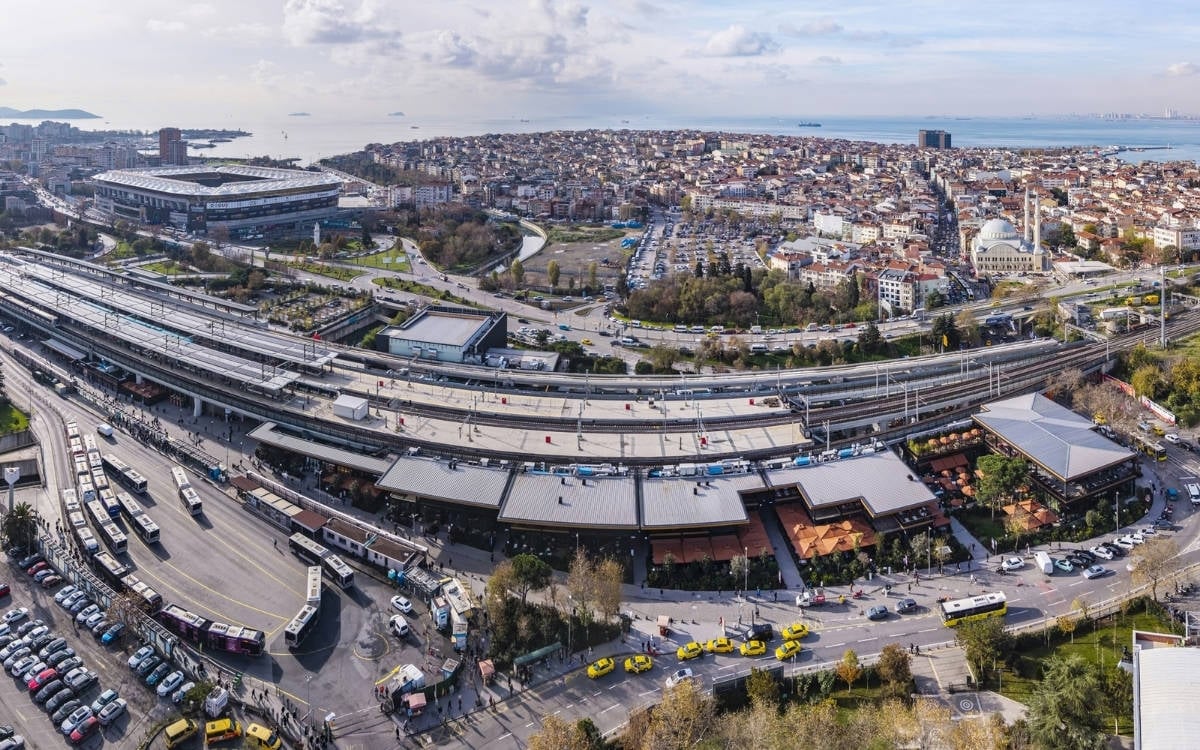 Kadıköy transport hub mall brings traffic jams to the sidewalk