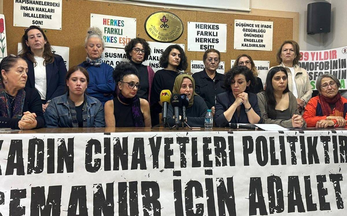 Kalabalık bir kadın grubu, insan hakları derneğinde mikrofonlar önünde basın açıklaması yapıyor; arkalarında eşitlik ve özgürlük talepli afişler asılı.