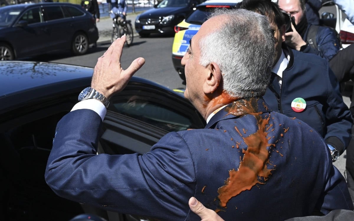 Rıza Pehlevi’ye Berlin’de kırmızı boya atıldı