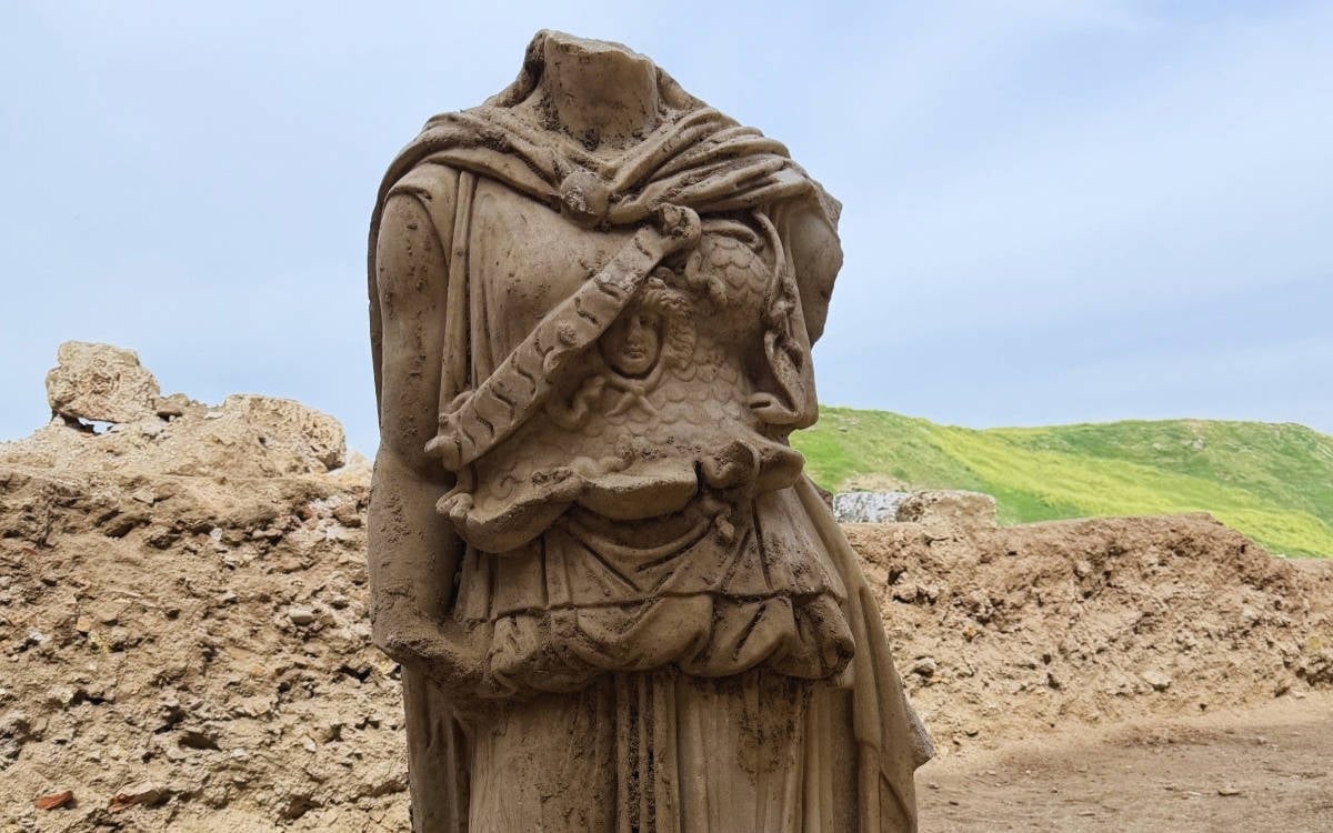 Laodikeia’da 2 metrelik Athena heykeli bulundu