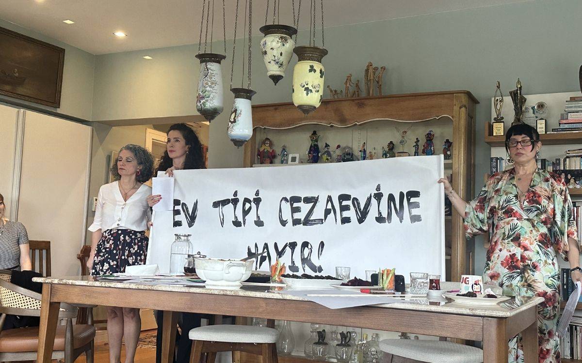 "Ev Yapımı Eylem": Cumartesi Anneleri’ne karşı kaldırımdan bakmak