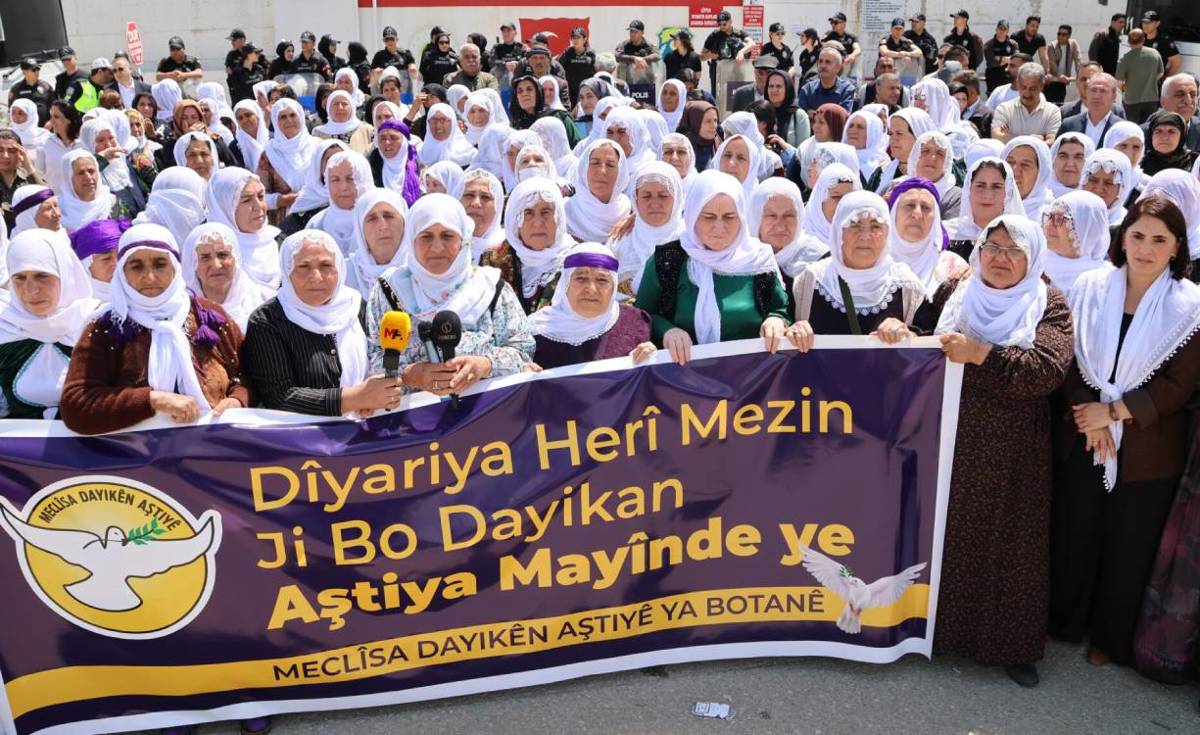 Dayikên Aştiyê li ber girtîgehan bang kirin: Ji bo girtî bên berdan qanûnan derxînin