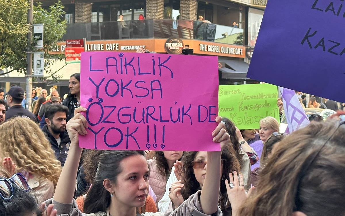 "Evde kalsın” videolarına tepki: Kadınlar eşitlik ve laiklik çağrısı yaptı