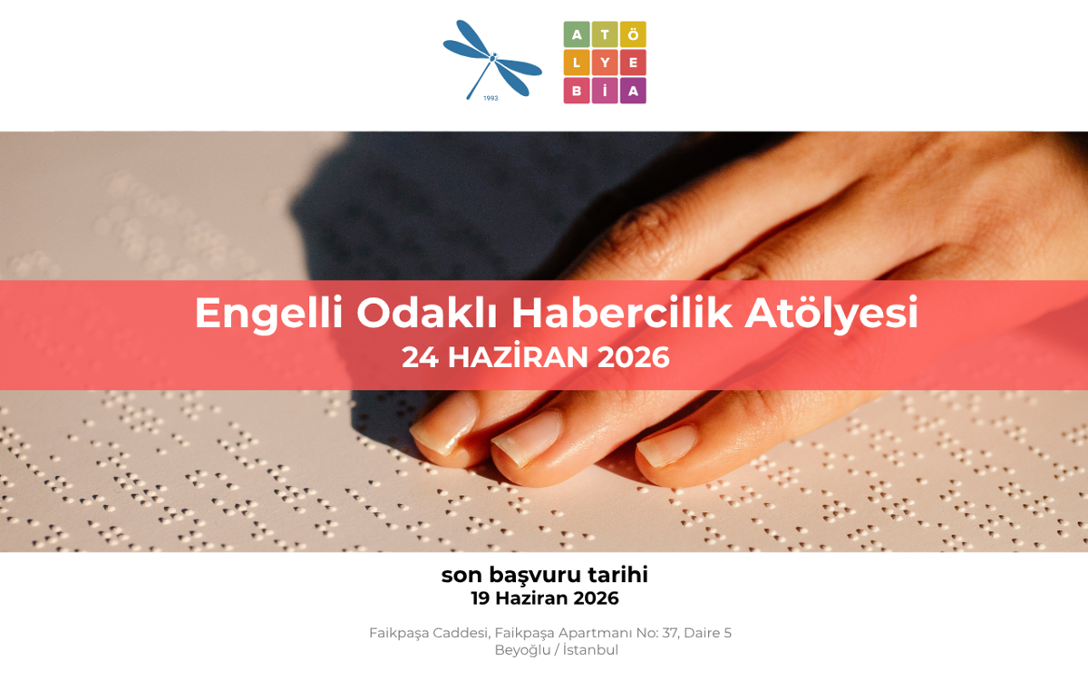 Açık gri zeminli afişin üst bölümünde Atölye BİA logosu yer alıyor. Ortadaki ana görselde bir elin Braille alfabesiyle yazılmış bir yüzeye dokunduğu yakın plan bir fotoğraf kullanılmış. Fotoğrafın üzerine pembe/koral renkli yarı saydam bir bant yerleştirilmiş; bant üzerinde beyaz harflerle “Engelli Odaklı Habercilik Atölyesi” ve altında “24 Haziran 2026” yazıyor.  Afişin alt bölümünde “son başvuru tarihi” başlığıyla 19 Haziran 2026 tarihi belirtilmiş. En altta ise etkinliğin Beyoğlu/İstanbul’daki adres bilgileri yer alıyor.