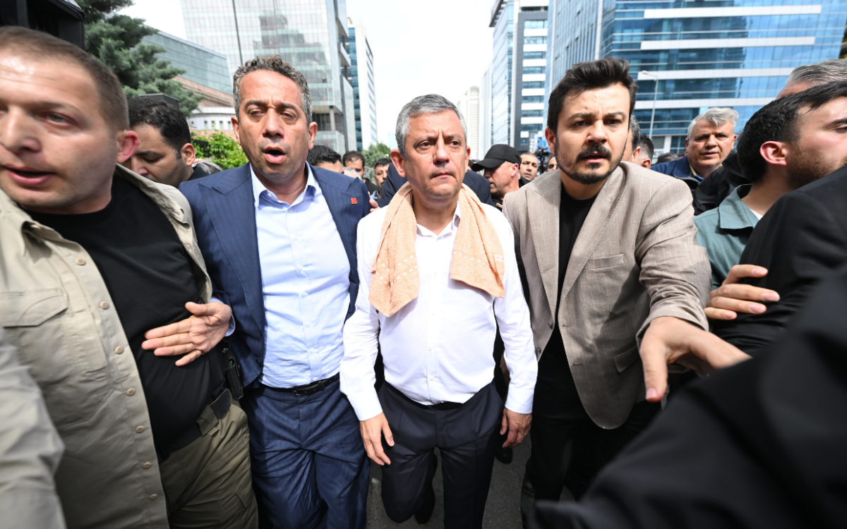 CHP lideri Özel, Meclis’e yürüyor: "Biz bu yoldan dönmeyiz"