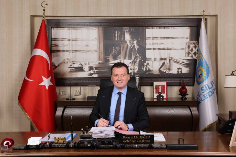 İstanbul district mayor dismissed as more operations target CHP municipalities