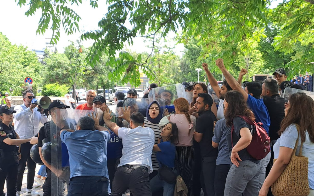 Öğretmenlere Meclis önünde gözaltı: "Açlığı seçtik, hâlâ sesimizi duymayanlar var"