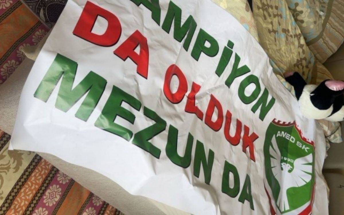Irkçı bir grup, Ardahan Üniversitesi mezuniyetinde Amedspor pankartına saldırdı