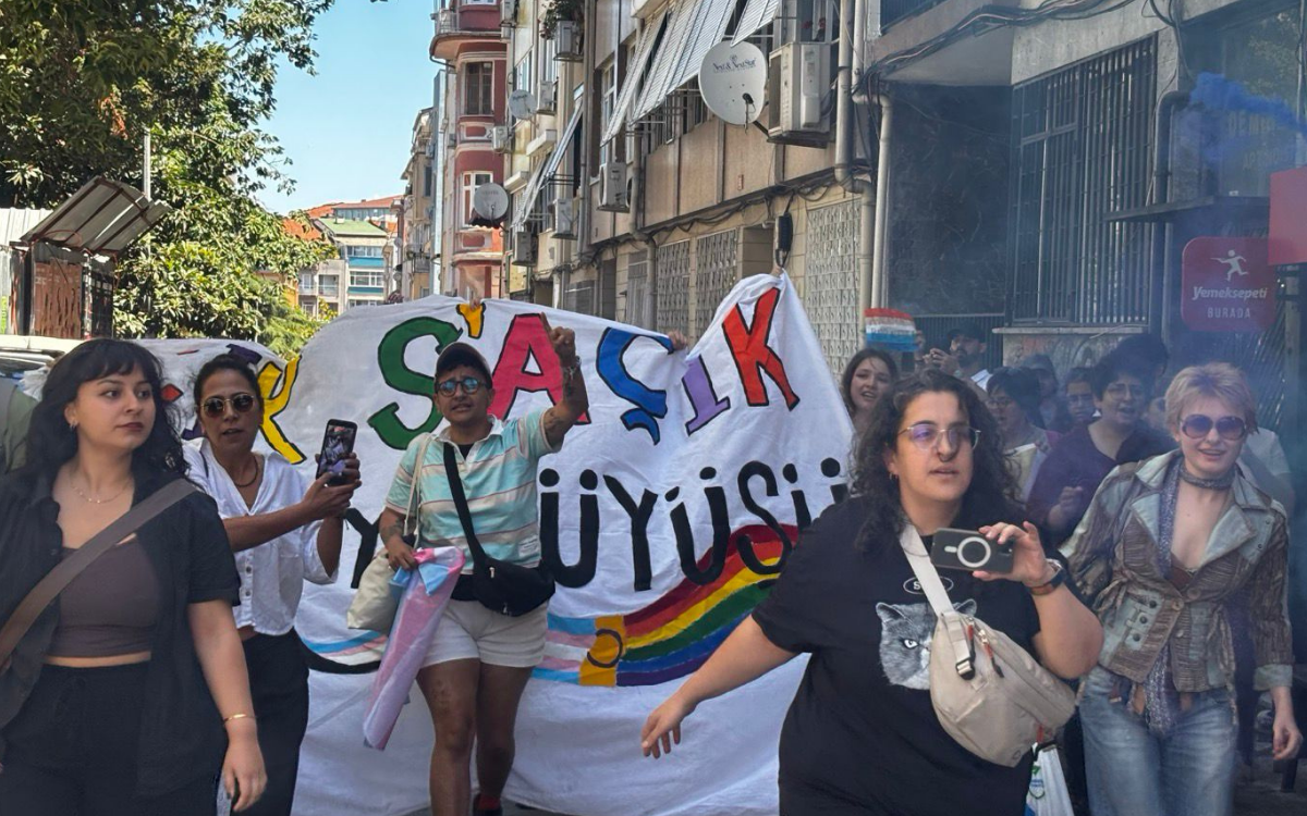 “Korkmadan, saklanmadan, boyun eğmeden buradayız”