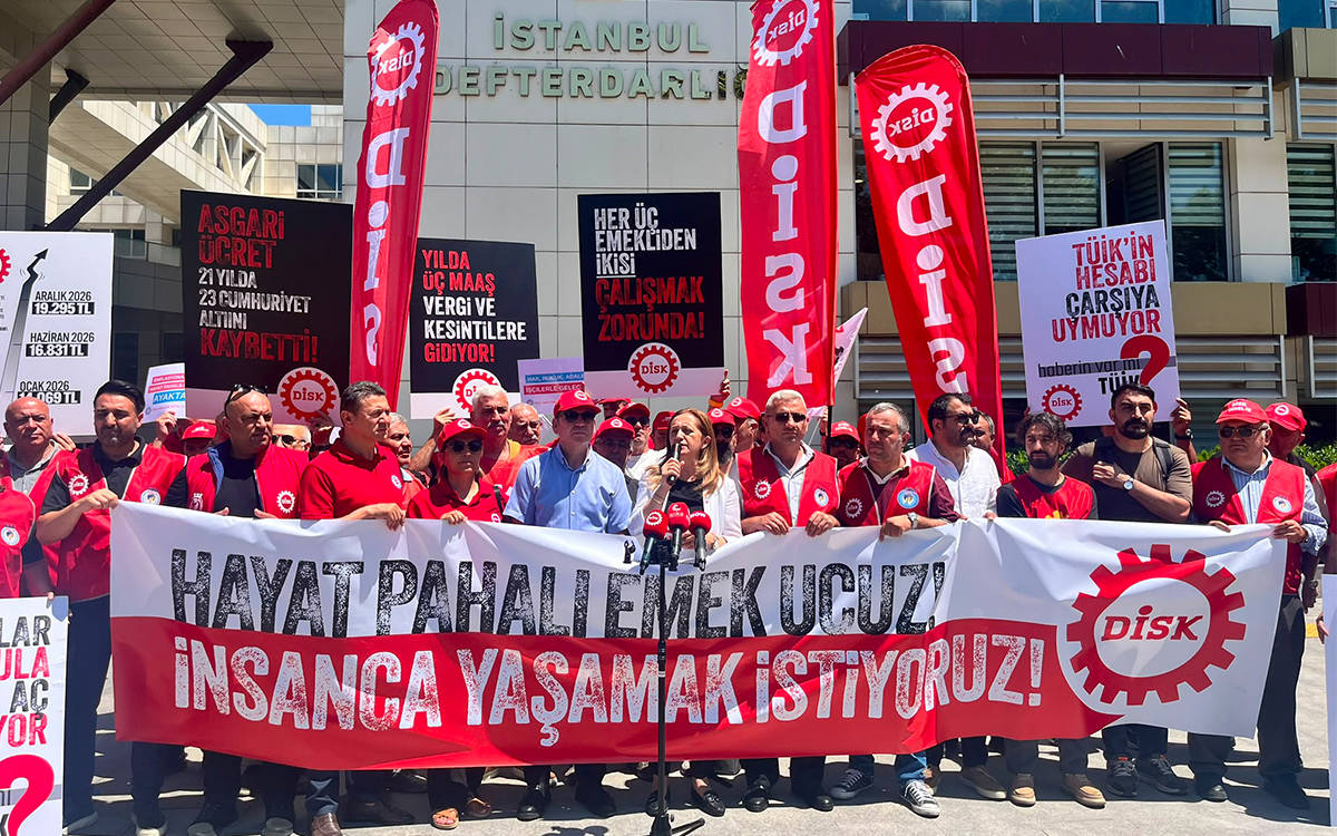 DİSK’ten vergi dairesi önünde 'Ücret Kayıpları İzleme Raporu' eylemi