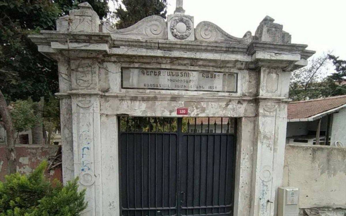 Li Uskudarê êrîşî Goristana Ermeniyan a Surp Garabet kirin