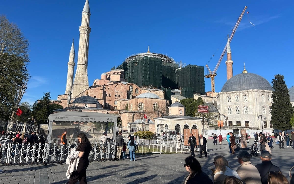 Ayasofya’da iki turiste ‘yüksek sesle İncil okudukları’ iddiasıyla gözaltı