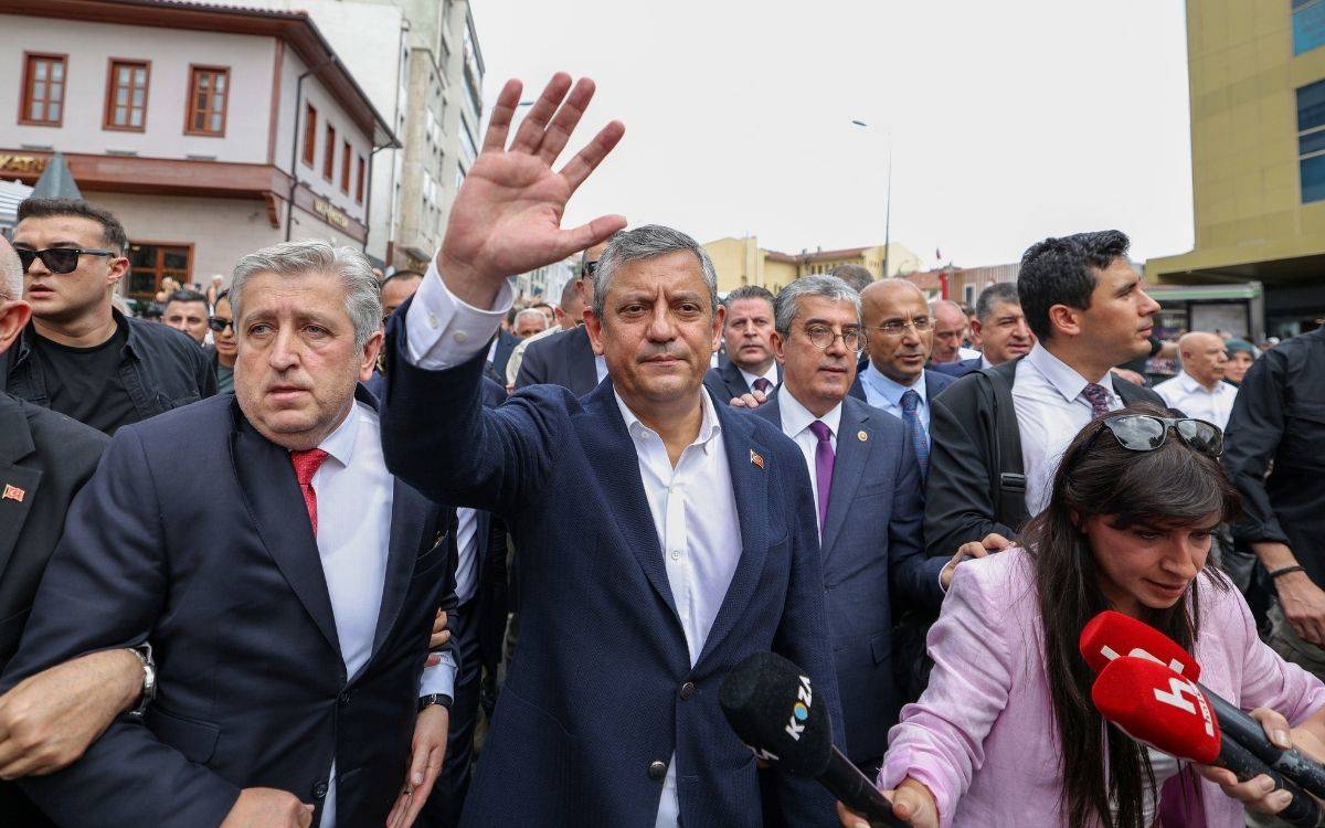 Özel YENİ Parti’nin genel başkanı seçildi