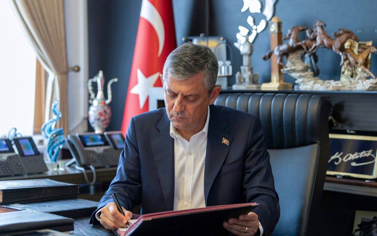 Özgür Özel CHP’den istifa etti, “Yeni Parti” resmen kuruluyor