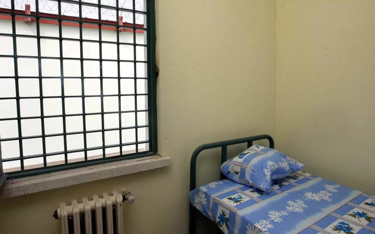 Why can’t prisoners take purchased belongings with them when transferred?