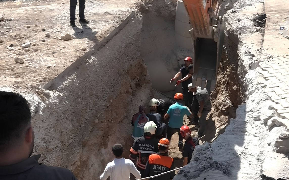 Malatya'da deprem konutları şantiyesinde göçük: İki işçi yaşamını yitirdi