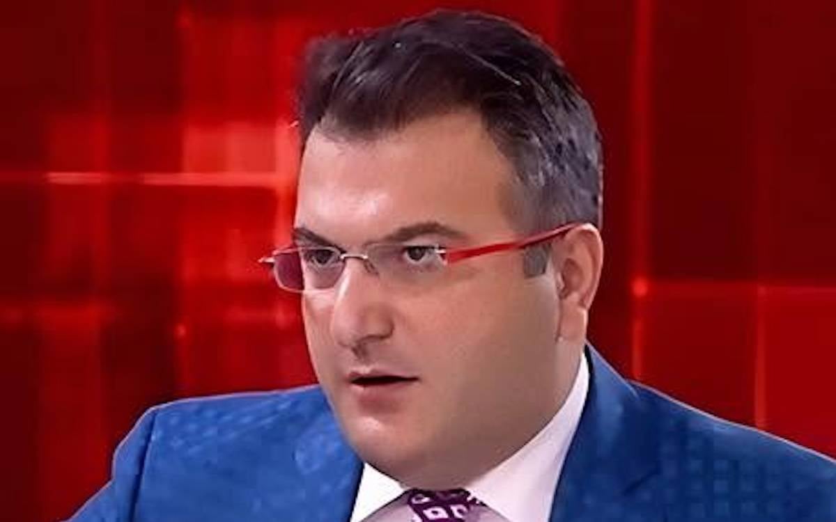 TV yorumcusu Cem Küçük "kamuoyunu yanıltıcı bilgi yayma"  ve "şantaj" suçlamasıyla gözaltında