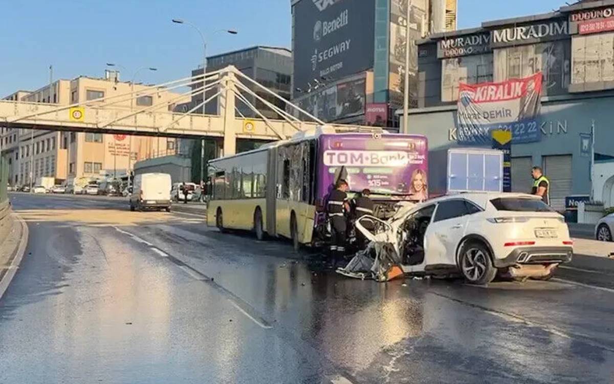 Otomobil, İETT otobüsüne çarptı: 3 kişi hayatını kaybetti