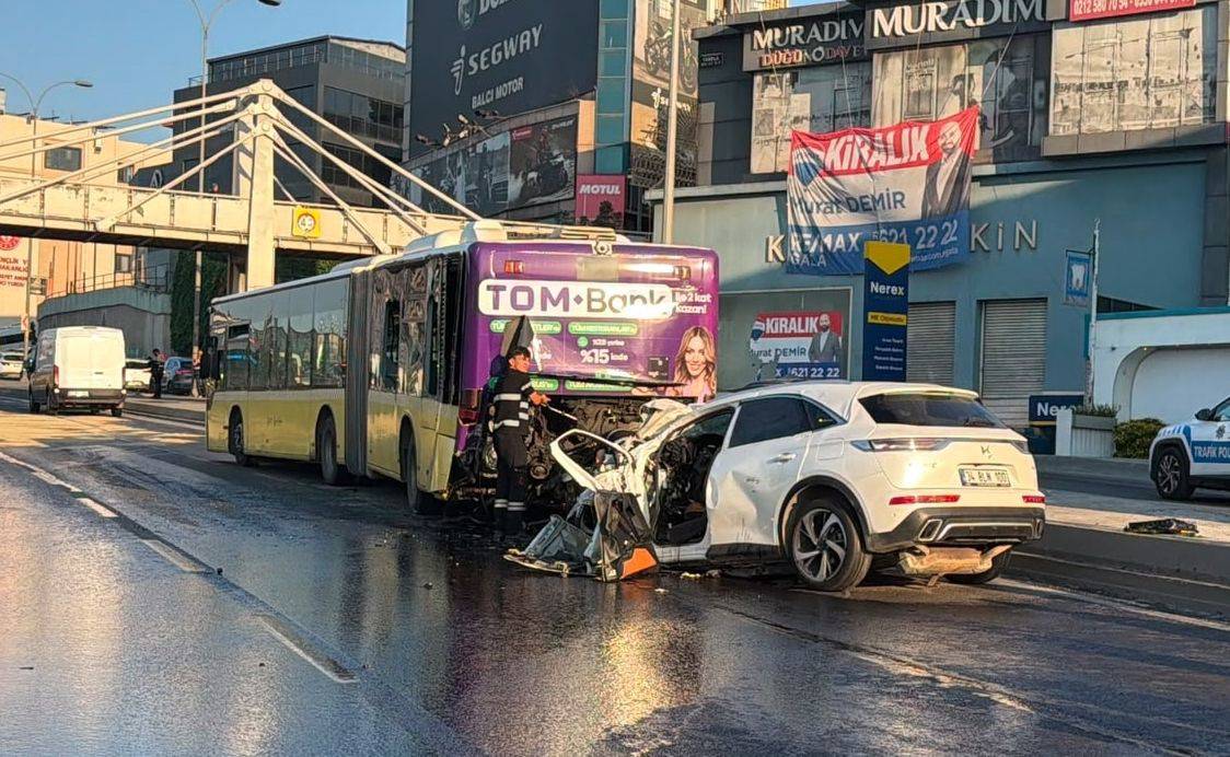 Three dead as car crashes into city bus in İstanbul