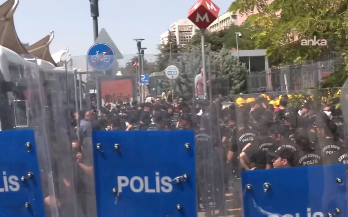 Şirket sözünü tutmadı, haklarını talep eden işçiler gözaltına alındı