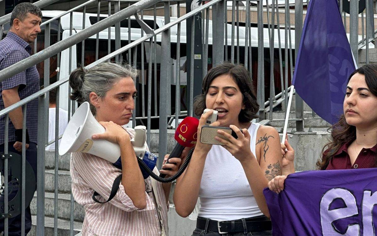 Kadın Cinayetlerine Karşı Feministler: “Ayşe’nin katilini koruyan polislere ne oldu?”