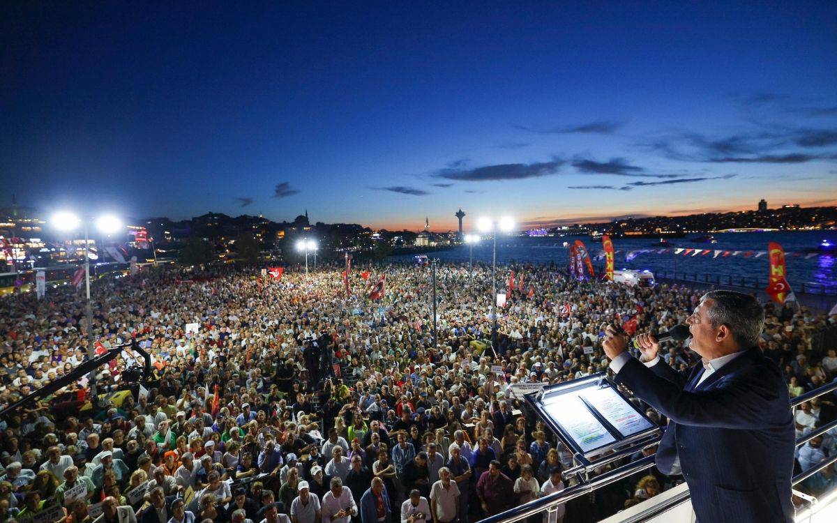 Özel’den Üsküdar tepkisi: “Bu mu senin demokratlığın?”